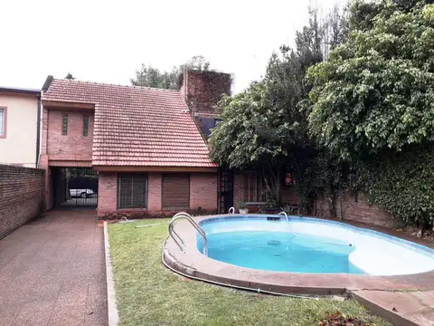 VENTA - Excelente Chalet 5 amb + pileta - Monte Grande - Apto Credito