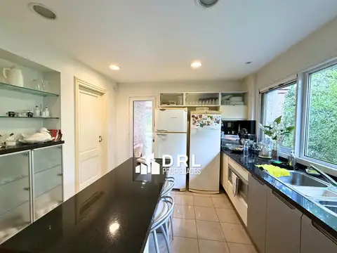 Casa 10 ambientes con 4 baños