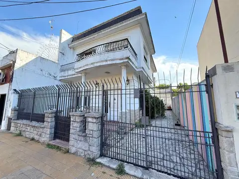 Local comercial de 245 metros con parque y cochera pasante