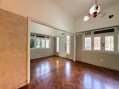 Local comercial de 245 metros con parque y cochera pasante