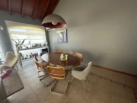 Casa en Venta con 3 cocheras