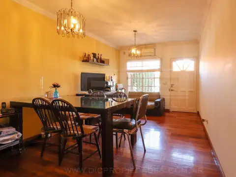 Mariano Moreno al 1700 esquina D.F. Sarmiento