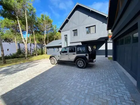 Casa en Venta con 4 cocheras