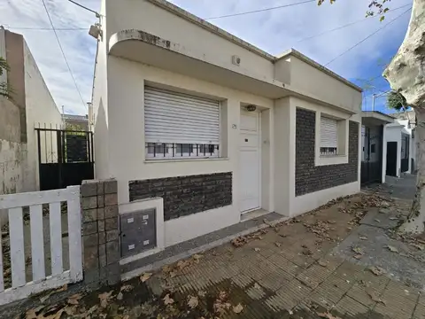 CASA 4 AMBIENTES EN VENTA EN LANÚS JARDÍN QUINCHO