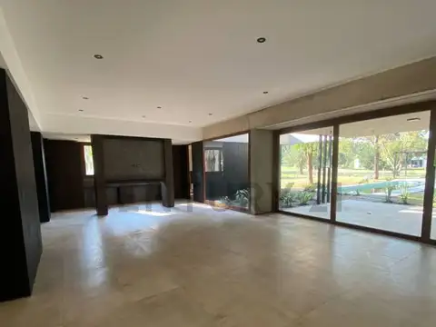 Casa en Alquiler con 4 cocheras