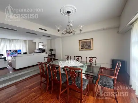 Casa en Venta con 3 cocheras