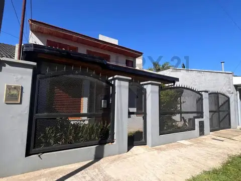 Casa en venta de 3 ambientes ubicada en un entorno tranquilo de Berisso 150 entre 9 y 10