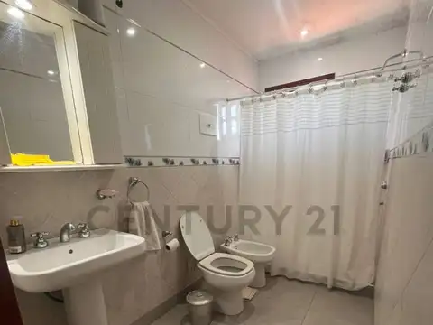 Casa en venta de 3 ambientes ubicada en un entorno tranquilo de Berisso 150 entre 9 y 10