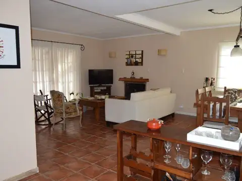 Casa 5 ambientes con 3 baños