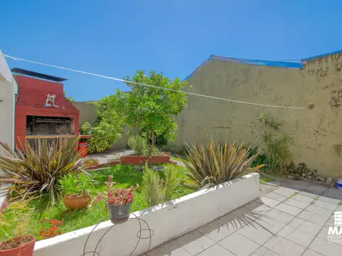 Casa multifamiliar con dos locales - San Isidro