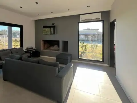 Casa 5 ambientes con 3 baños