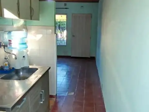 EN VENTA! CASA 2 DORM. - MUY BUENA ZONA RESIDENCIAL 