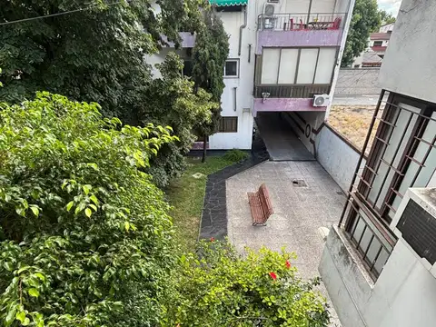 Monoambiente en castelar norte . ( por escalera)