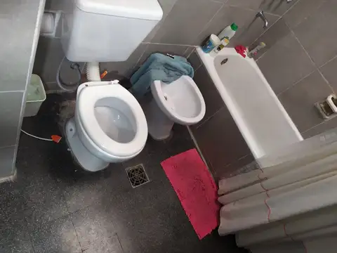 Casa Esquina con tres locales c/u con baño