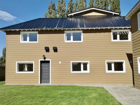 Excelente dúplex de tres ambientes, con estacionamiento para auto y jardín.