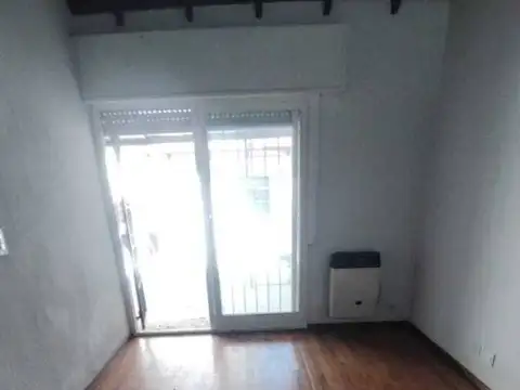 Casa de 2 Dormitorios Reciclada en Venta en Barrio Monasterio