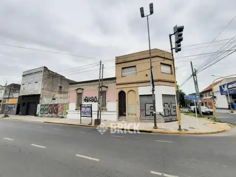 (EN BLOCK) PH CON LOCAL EN ESQUINA EN AV. HIPOLITO YRIGOYEN AL 6600 - GRAN TERRAZA DOBLE ALTURA