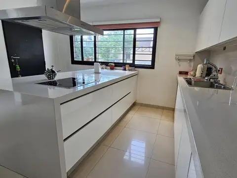 Casa en Venta en Castelar, USD 339.900