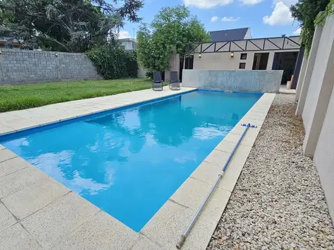 VENTA CASA CASTELAR CON PISCINA APTA CREDITO HIPOT