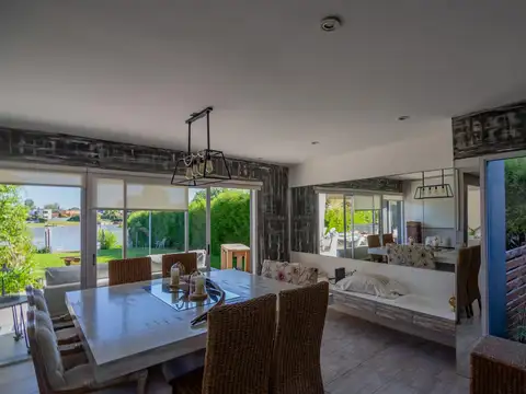 Casa en Alquiler Temporal con 3 cocheras