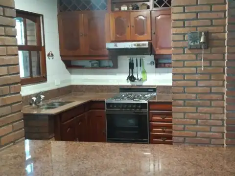 Casa 5 ambientes con 2 baños