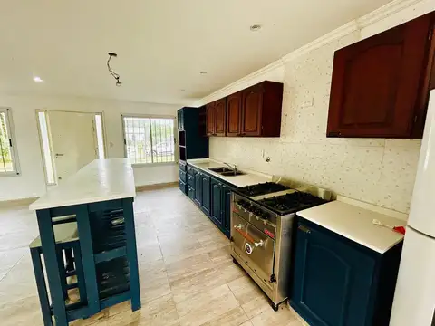 Casa 4 ambientes con 2 baños