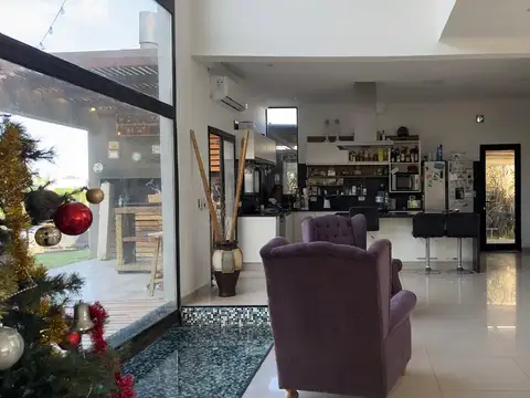 Casa en venta-Santa Isabel-Laguna-4 Ambientes-Pileta climatizada-Ingeniero Maschwitz-Escobar