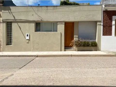 Preciosa casa de 1 dormitorio, con jardin, pileta y amplio garaje