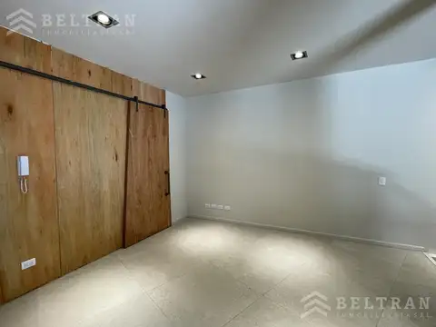 Dorrego al 1700. Local apto uso oficina