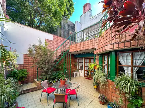 Gran casa de dos plantas y 3 dormitorios mas comodín, con patio y parrilla