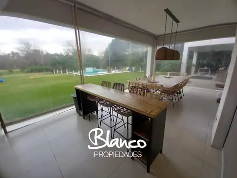 Casa en Alquiler con 2 cocheras