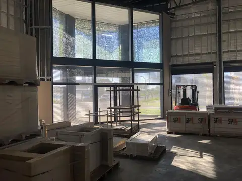 Excelente Deposito en Quilmes con 3 frentes. Acceso directo hacia la zona Sur de AMBA.