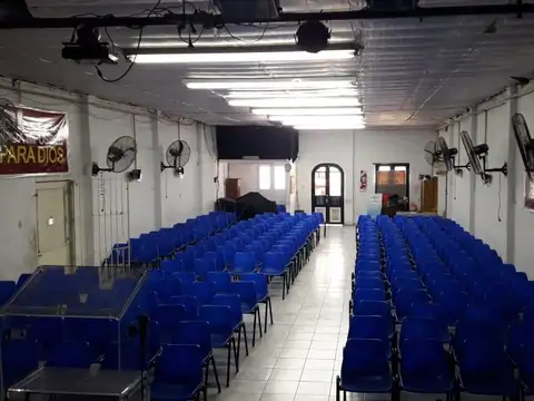 Retasado  Local en magnifica ubicación en Avenida principal