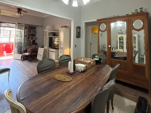 EXCELENTE DEPARTAMENTO DE 3 AMBIENTES CON DEPENDENCIA AL FRENTE CON BALCON Y LAVADERO.