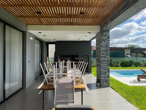 Casa en Venta con 5 cocheras