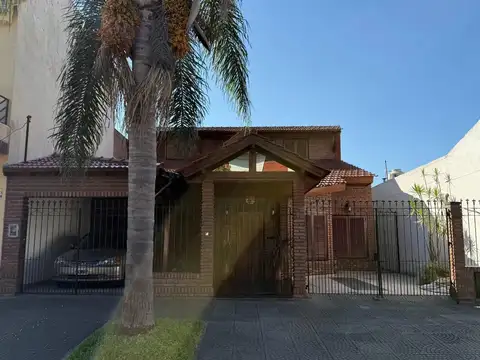 Casa en venta - 4 Dormitorios 2 Baños - Tres de Febrero