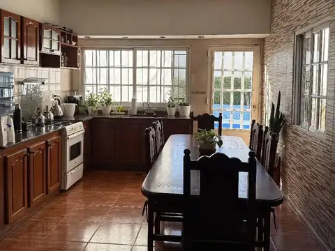 Casa en venta - 4 Dormitorios 2 Baños - Tres de Febrero