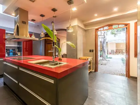 Casa en Venta con 4 cocheras