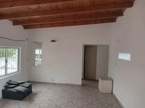 Depto Tipo Casa en Alquiler en Sarandi, $ 550.000