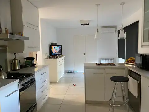 Casa 5 ambientes con 3 baños