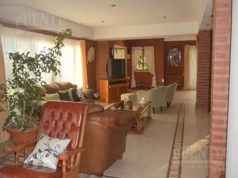 Casa 5 ambientes con 4 baños