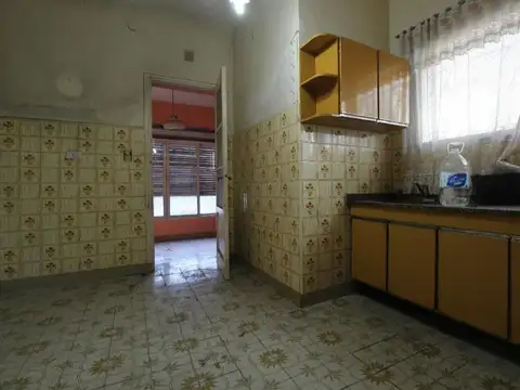 CASA 3 ambientes a reciclar con amplio fondo libre.