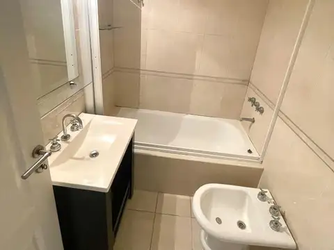 Depto 3 amb al fte con balcón y cochera