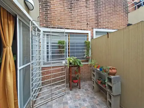 Venta PH Lateral 2 Ambientes con Patio en Mataderos
