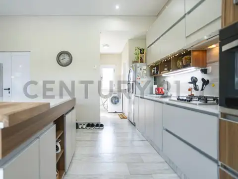 CASA EN VENTA 3 DORMITORIOS AREA 60 LA VICTORIA