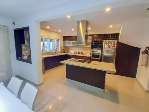 Casa en Venta con 3 cocheras