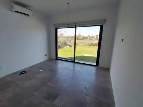 Casa en Alquiler con 2 cocheras