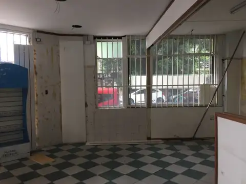 Caballito (Av. H. Pueyrredón y Gandhi) Local en esquina. Excelente ubicación. 97 m2