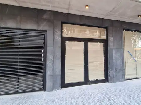 ALQUILER IMPONENTE LOCAL COMERCIAL  CON PATIO