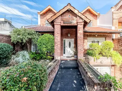 VENTA DE CASA 4 AMBIENTES EN SAN ANTONIO DE PADUA CON PILETA